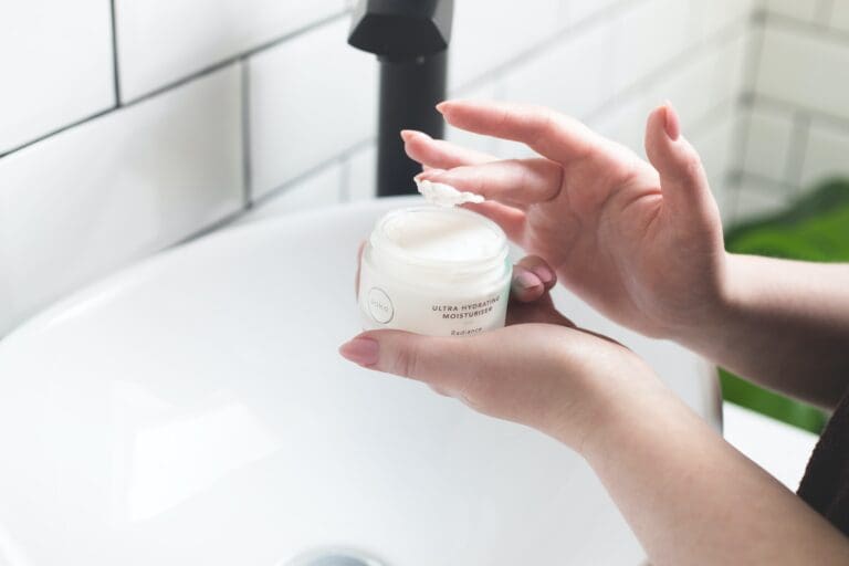 How to Use Moisturizing Creams and Gels